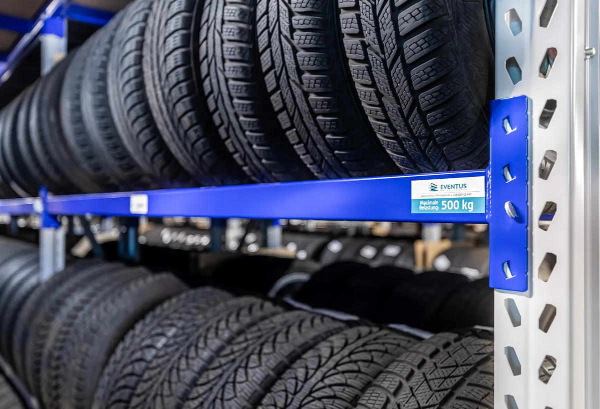 Detailansicht der Reifenregale mit Belastungsschild – sortiert pro Radsatz.