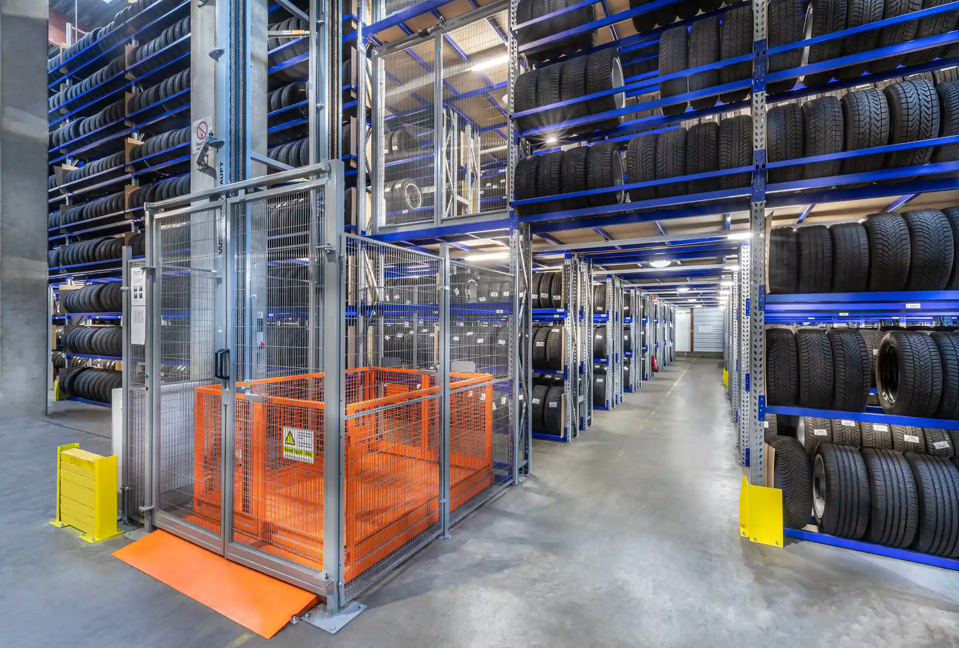 DTM-Einlagerung warehouse in Hamburg – interior view with stored wheel sets and lift